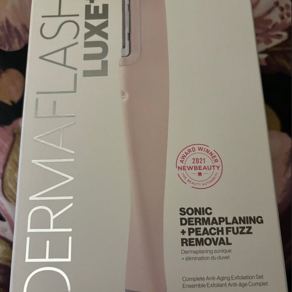 Dermaflash LUXE+ Advanced Sonic Dermaplaning + Peach Fuzz Removal - Picture 3 of 4